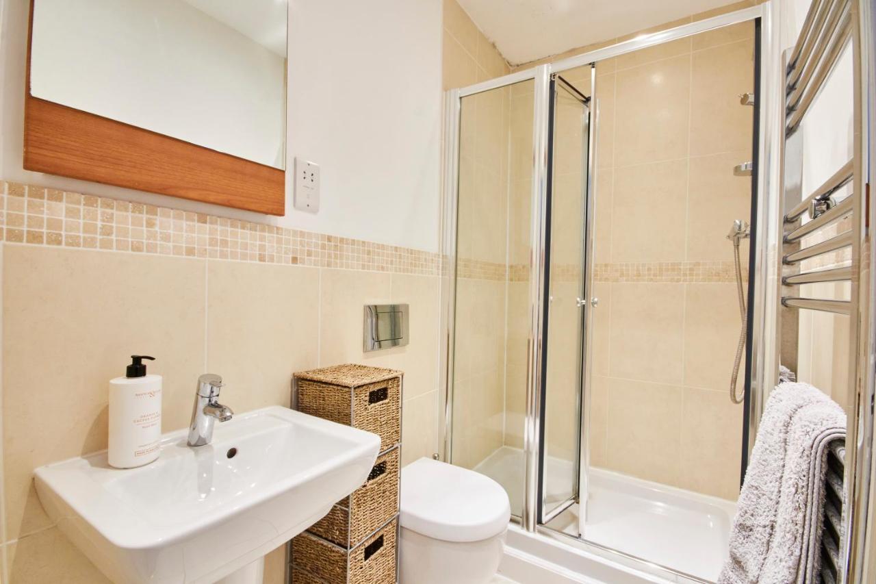 Boutique Bath Apartment Free Parking Exterior photo